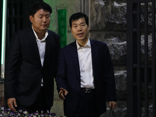 삼성바이오로직스 분식회계 의혹에 관한 증거인멸을 지시한 혐의를 받는 김태한 삼성바이오 대표이사가 25일 오전 구속영장이 기각되자 대기 중이던 서울구치소에서 나와 귀가하고 있다. 연합뉴스
